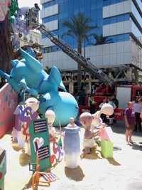 Los bomberos concluyen que la estructura de la Hoguera del Mercado Central no ha sufrido daños