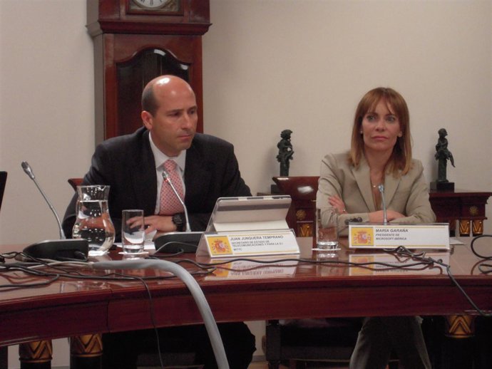 El Secretario De Estado De Telecomunicaciones Juan Junquera Y La Presidenta De M