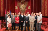 El alcalde de Toledo recibe al Gremio de Hortelanos, encargados de abrir el recorrido procesional del Corpus Christi