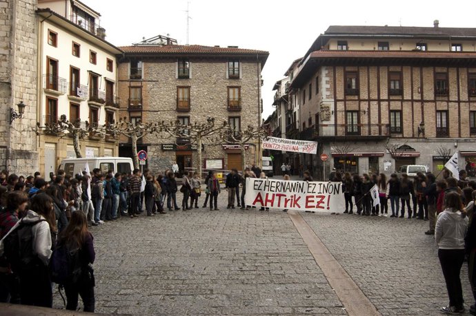 Protesta contra el TAV en Hernani.