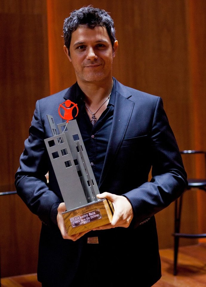 Alejandro Sanz Recoge El Premio De Save The Children