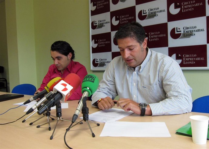 Miembros De La Directiva De La Asociación Empresarial Presentan El Proyecto.