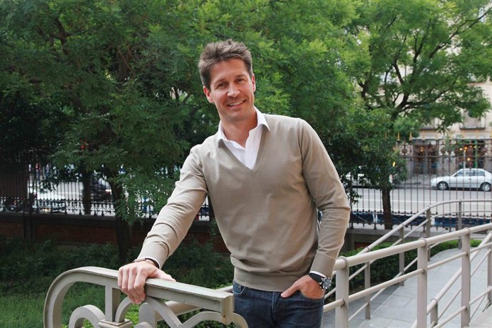 Jaime Cantizano Posando En Una Escalera