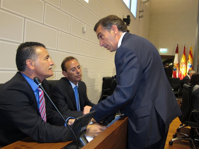 Beamonte Charla Con Los Diputados Del PAR Antes Del Pleno