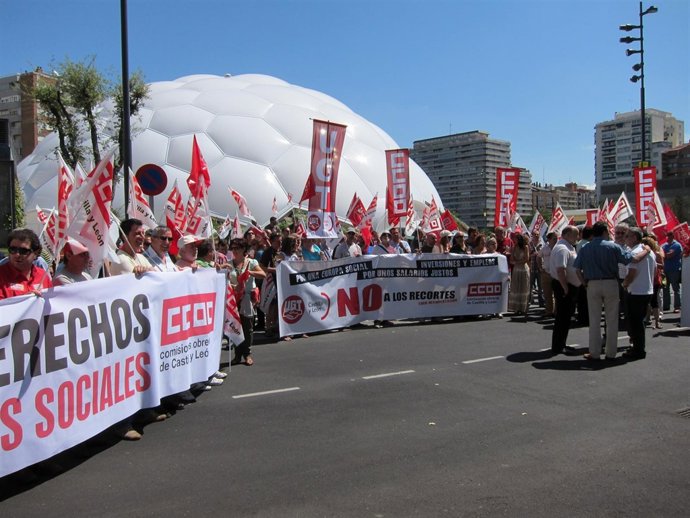 Manifestación De UGT Y CC.OO Ante La Delegación Del Gobierno