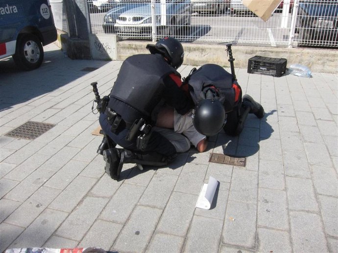 Mossos Detienen A Un Manifestante Del Movimiento 15M