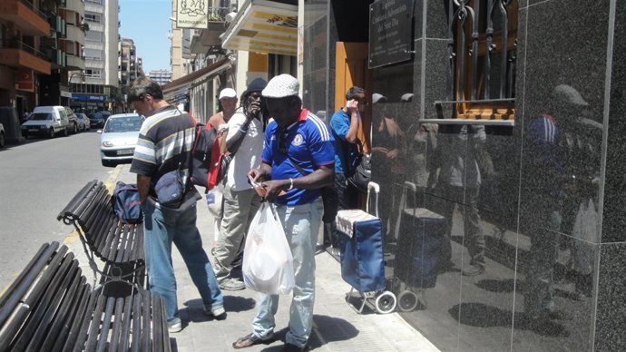Temporeros Sin Trabajo Recogen Packs De Comida En Lleida 