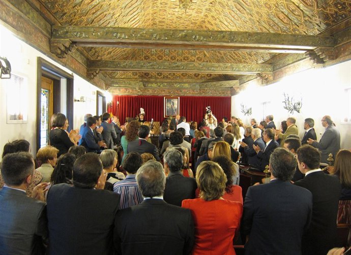 Los Asistentes En Pie Para Aplaudir A Carnero