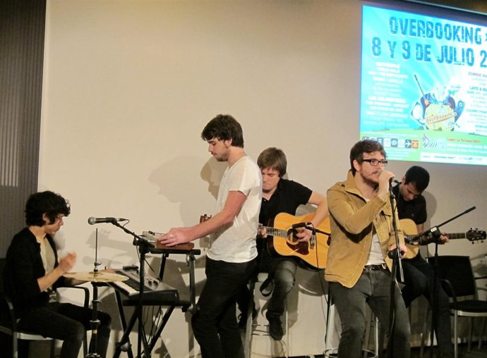 Twelve Dolls En La Presentación De Overbooking