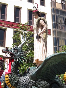 La Tarasca Anuncia Los Días Grandes Del Corpus De Granada