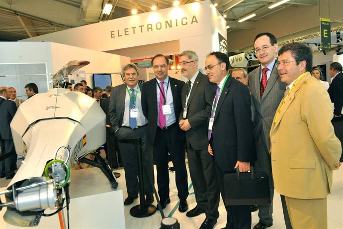 Ávila Durante Su Visita Al Salón 'París Le Bourget'               