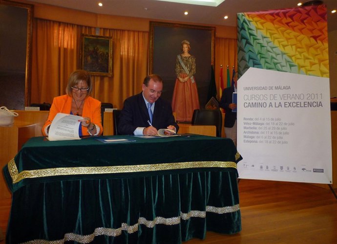 La Rectora De La UMA, Adelaida De La Calle, Junto Con Delgado Bonilla 