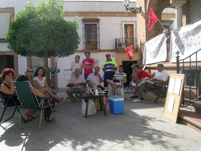 Despedidos Del Ayuntamiento De Bollullos, Acampados Frente Al Consistorio.