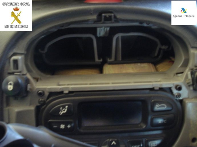 Imagen Del Salpicadero Con La Droga En El Vehículo Interceptado En Melilla