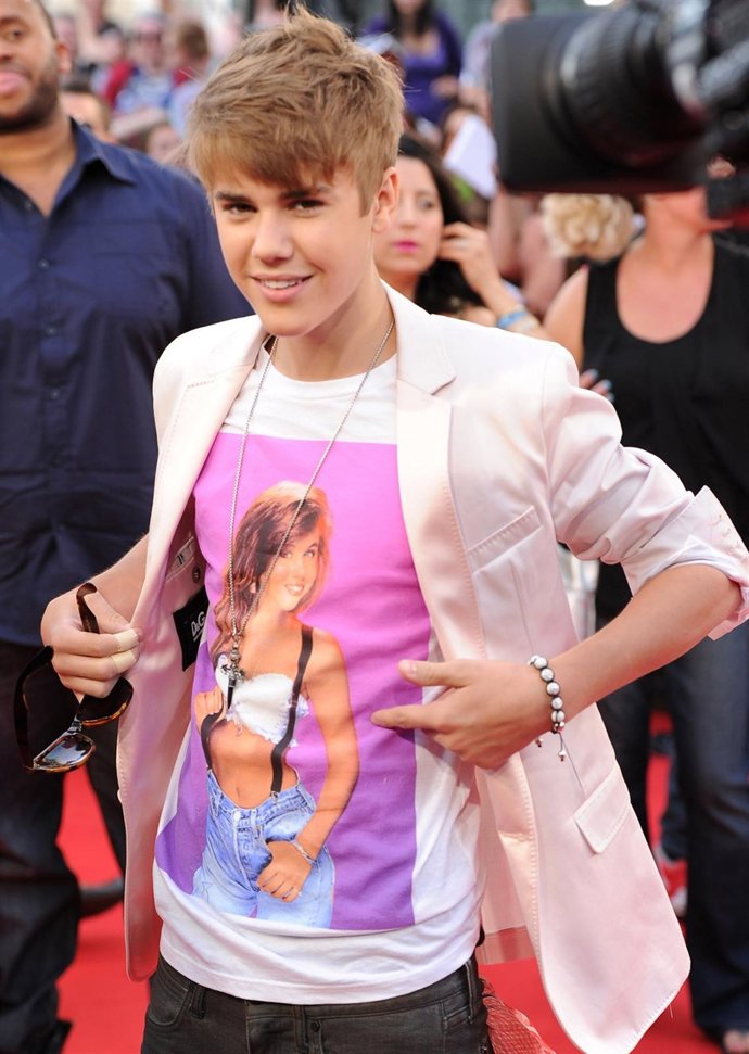 Justin Bieber Enseñando Una Camiseta Rosa