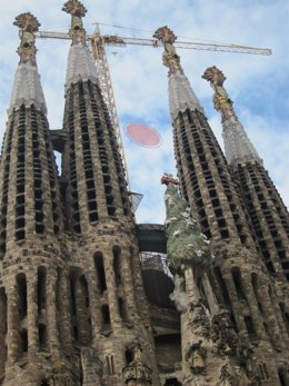 La Sagrada Familia En Un Homenaje A Japón