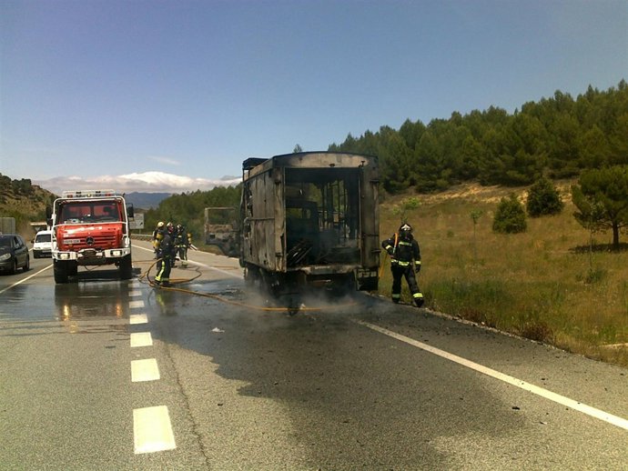 Camión Incendiado En La AP-15, En La Salida Norte De Tafalla.