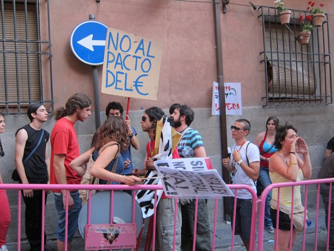 'Indignados' En La Toma De Posesión De Cospedal