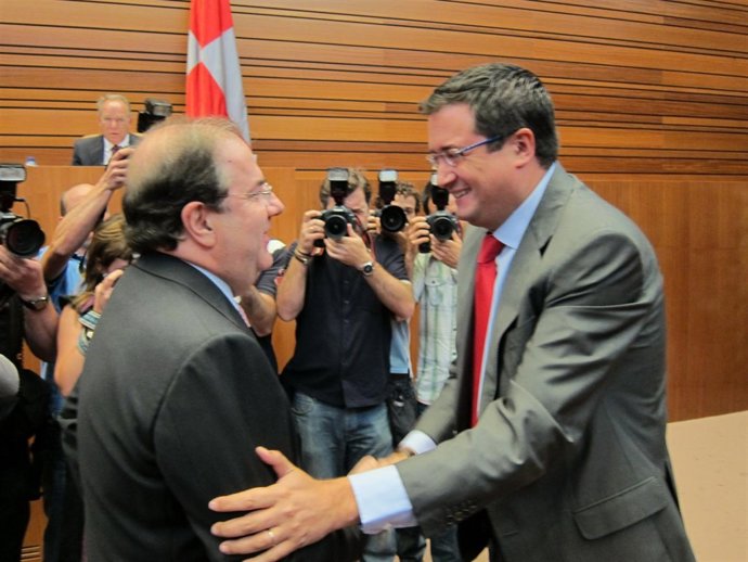 Herrera (I) Saluda A López En El Hemiciclo.