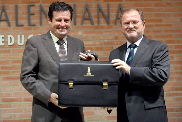 José Ciscar Recibe La Cartera De Educación De Manos De Alejandro Font De Mora