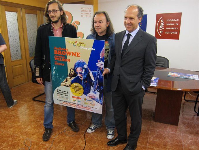 Por La Izquierda, Picanyol, Arias Y Fuertes, Sostienen El Cartel Del Concierto.