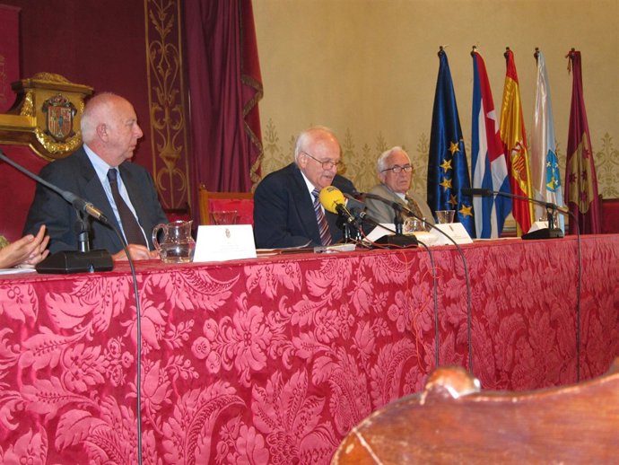Casares Long, Alejandro Fuentes Y Xosé Neira Vilas En La Entrega De La Medalla