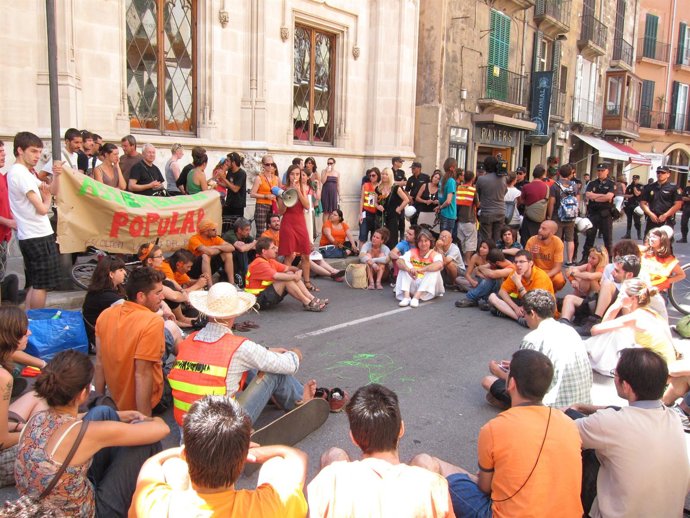 Indignados, A Escasos Metros Del Parlament 