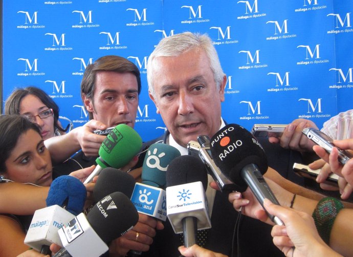Javier Arenas Atiende A Los Medios En La Diputación