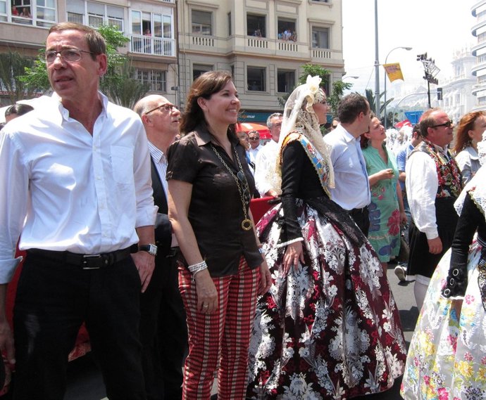 Antonio Clemente Junto A Mercedes Alonso Y La Bellea Del Foc Durante La Mascletà