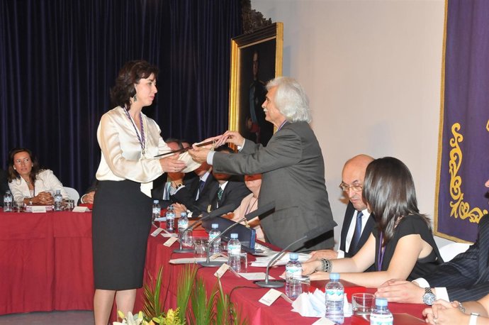 María Luisa Ceballos Recibe El Bastón De Mando De Manos De Rafael Gómez