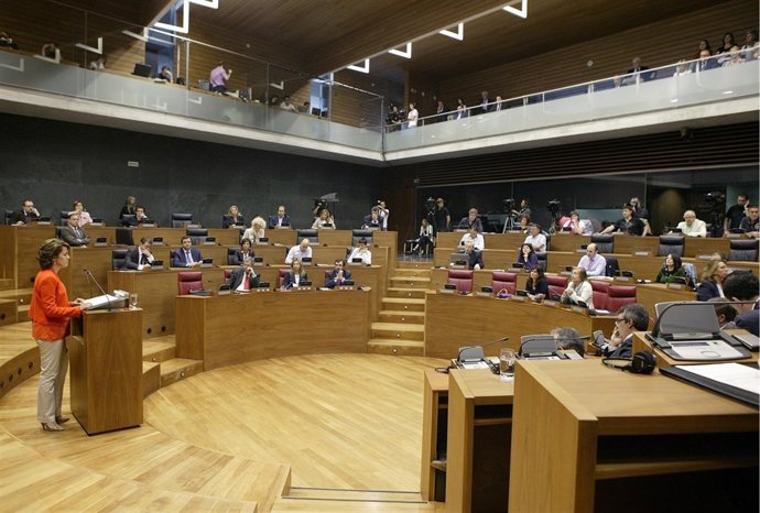 Yolanda Barcina, En El Pleno Del Parlamento.