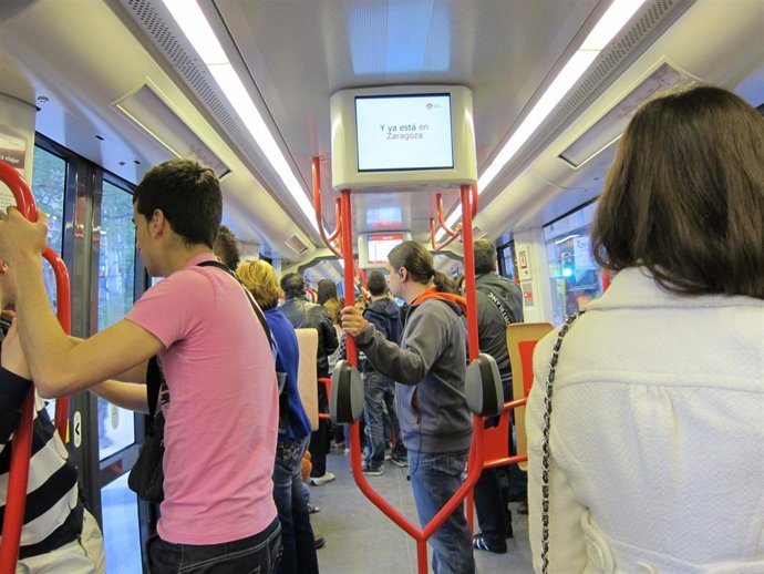 Viajeros En El Tranvía De Zaragoza