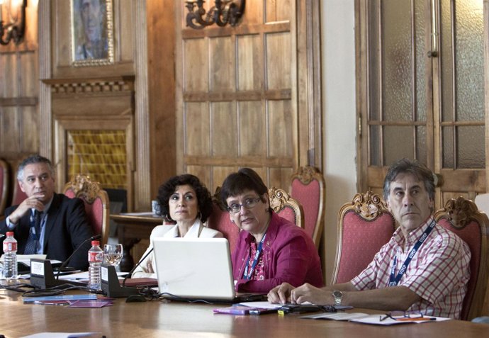 Asistentes A La Mesa Redonda