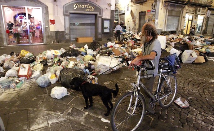 Más De 2.000 Toneladas De Basura Inundan Las Calles De Nápoles