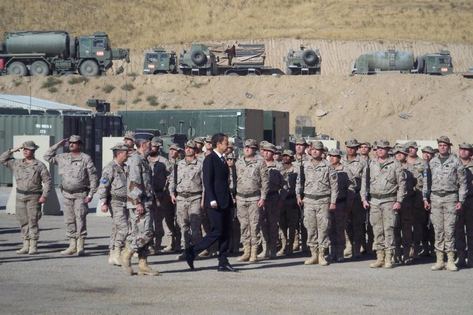 Zapatero pasando revista a las tropas en Afganistán