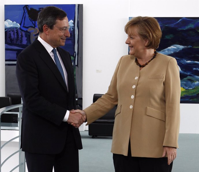 Draghi (BCE) Y Merkel (Alemania) Dándose La Mano