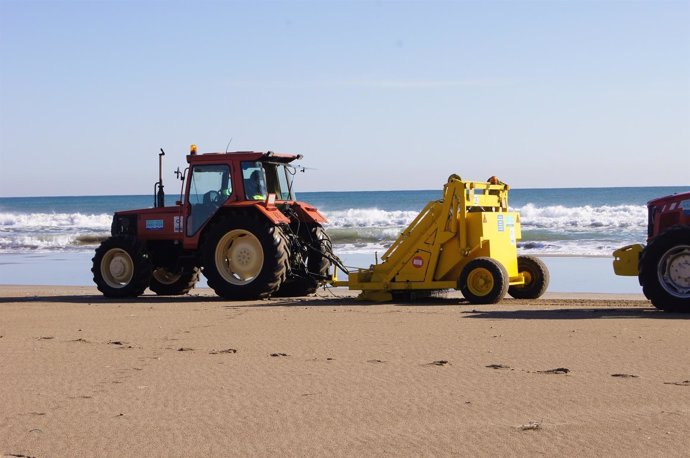 Tractor Limpiando Una Playa                   