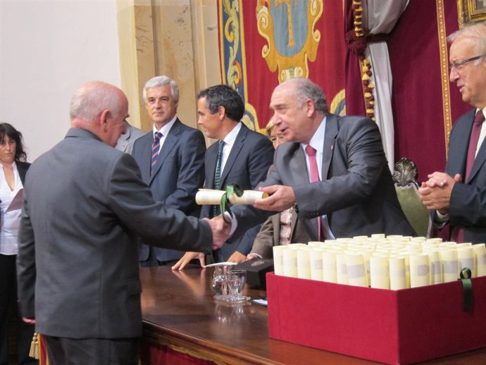 Vicente Gotor Durante La Entrega De Las Insignias De La Universidad De Oviedo.