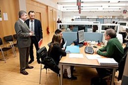 Miranda Y Pérez De Albéniz Visitaron En Abril La Oficina De Hacienda De Pamplona