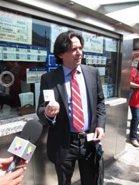 Manglano compra un décimo de lotería, un colgante y el último 'The Economist' en su visita a los comerciantes de Sol