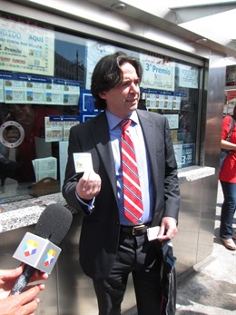 Manglano Con Su Décimo De Lotería