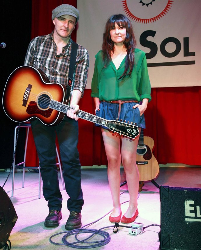 El Grupo Amaral Posando Sobre El Escenario