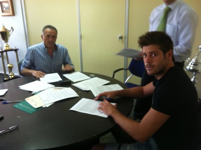 Fagricio Firma Su Contrato Ante El Presidente, Rafael Gordillo