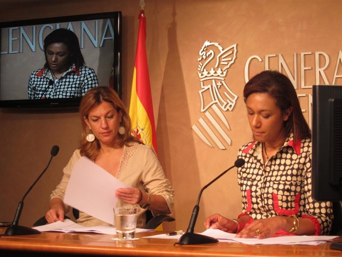 Paula Sánchez De León Y Lola Johnson En Una Rueda De Prensa