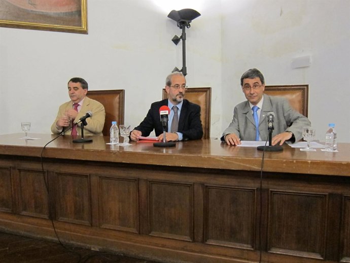 El Rector De La USAL, Entre Domínguez (D) Y Moreno.