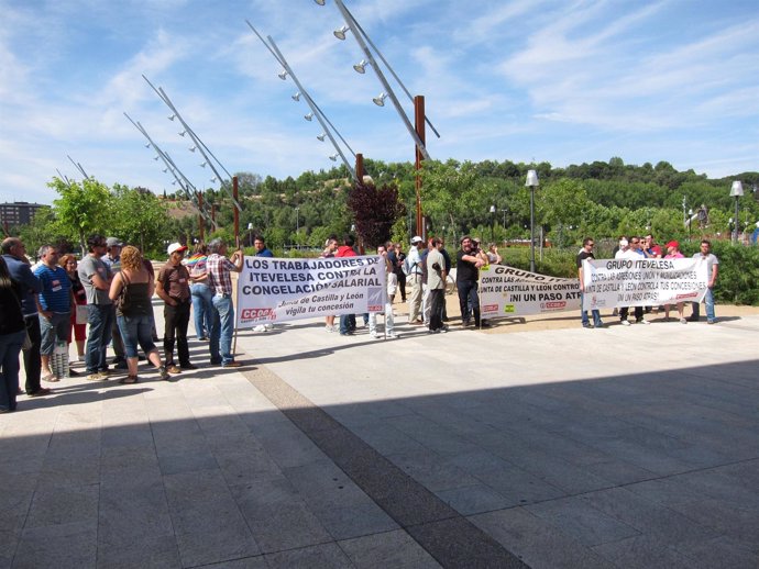Manifestantes De La ITV en Valladolid.