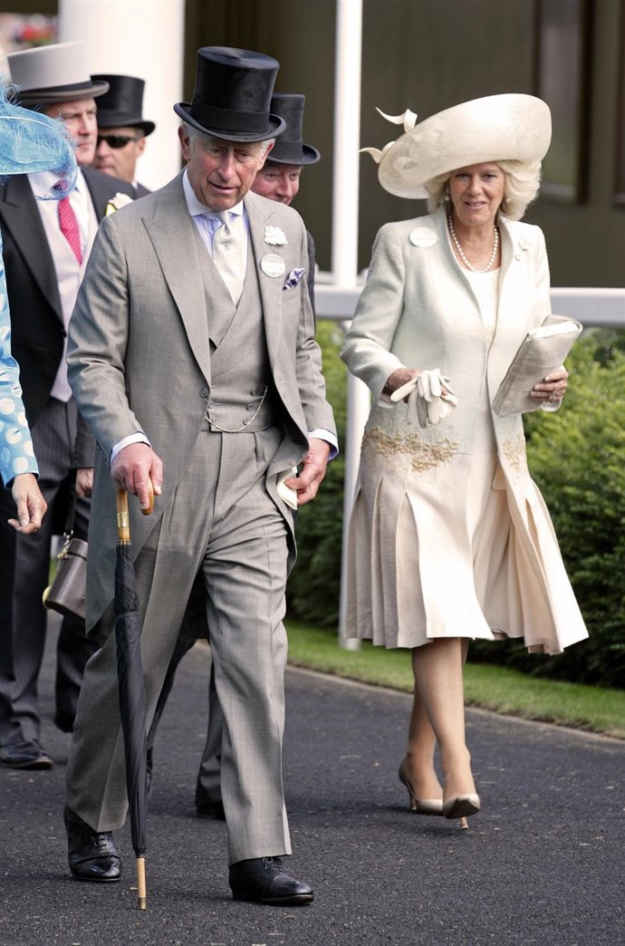 Camila Parker Y Calos De Inglaterra Andando