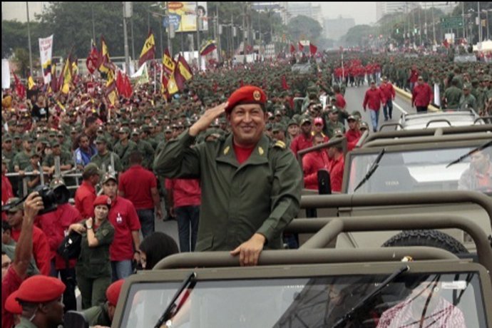 El Presidente De Venzuela, Hugo Chávez, En Un Desfile Militar En Caracas.