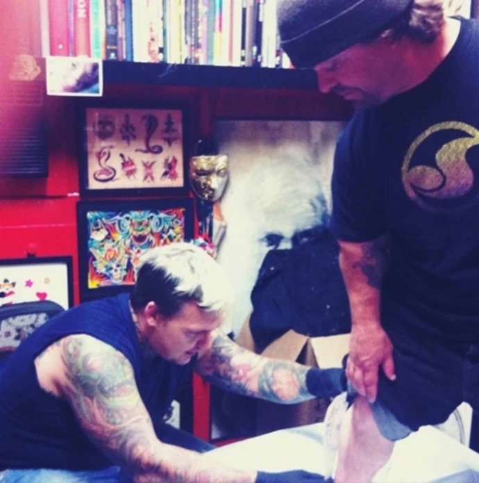 Wee Man Tatuándose
