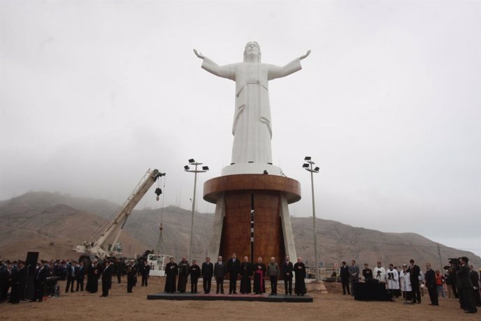 Estatua Del Cristo Del Pacífico En Perú.